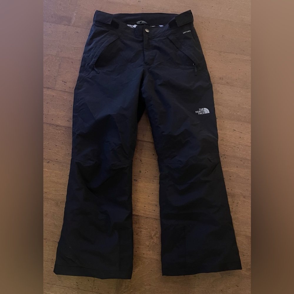 Girls size 14/16 North Face snow pants.
Excellent condition.